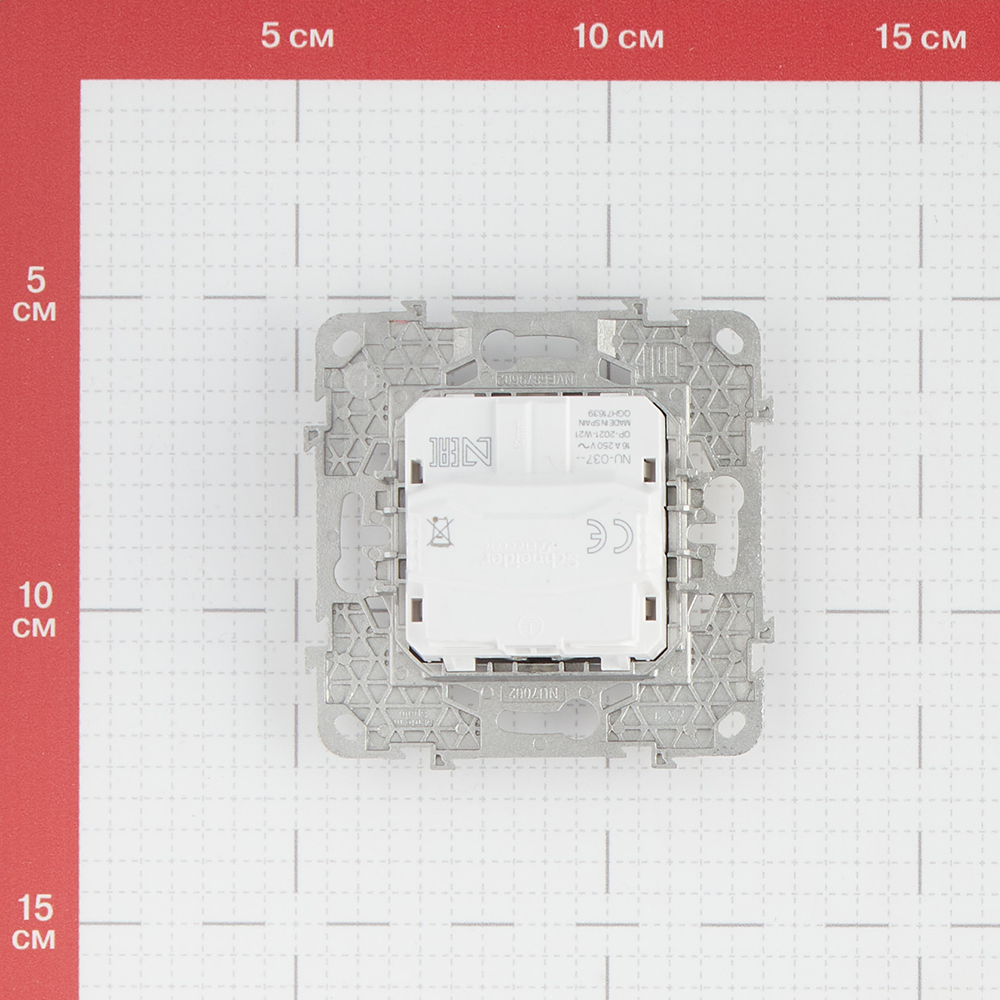 фото Розетка schneider electric unica new nu503730 скрытая установка алюминий с заземлением со шторками винтовой зажим