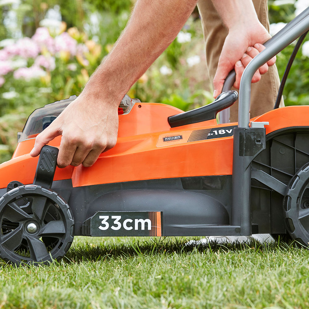 фото Газонокосилка аккумуляторная black+decker bcmw3318l2-qw (bcmw3318l2-qw) 2 акб и зу