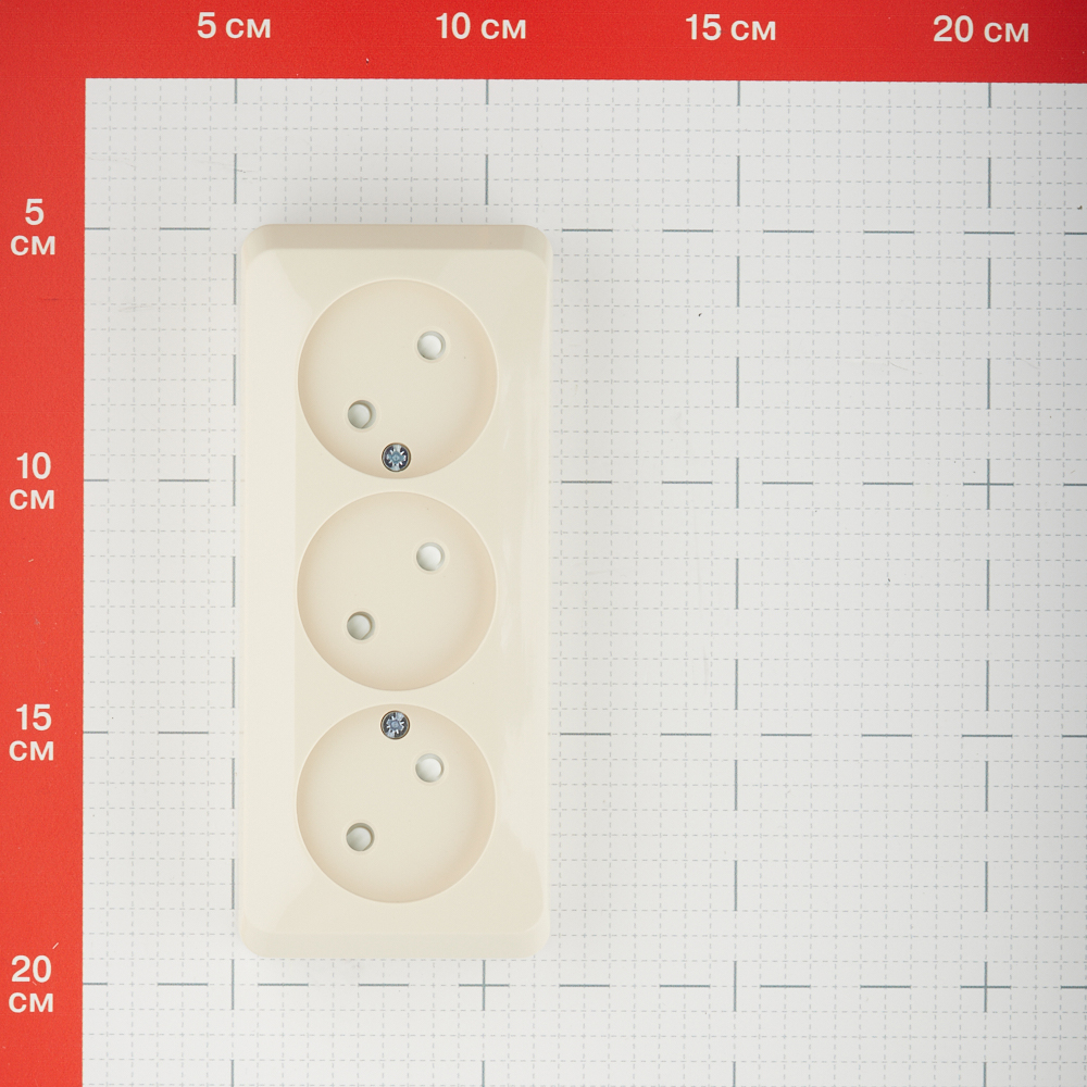фото Розетка schneider electric этюд тройная pa16-010k открытая установка кремовая без заземления ip20 со шторками