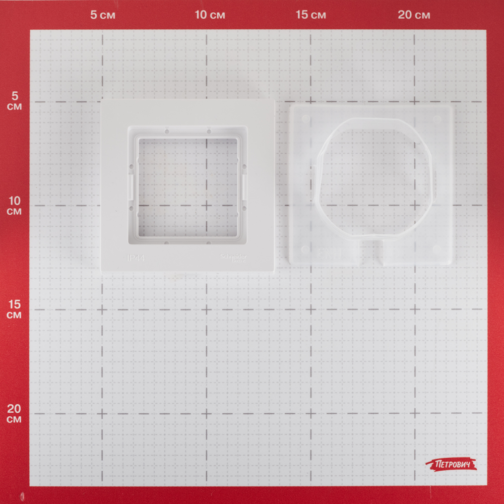 фото Рамка schneider electric atlas design atn440101 одноместная универсальная белая для розеток и переключателей ip44