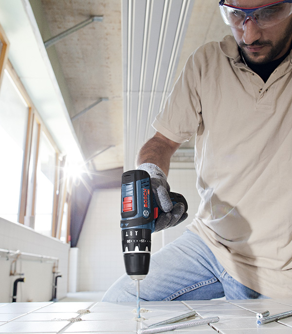 

Дрель-шуруповерт аккумуляторная Bosch GSR (601868122) 12В 2х2Ач Li-Ion