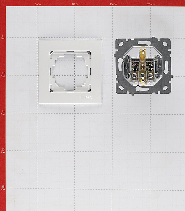 

Розетка с рамкой Nilson TOURAN 24111617 скрытая установка белая с заземлением, Белый