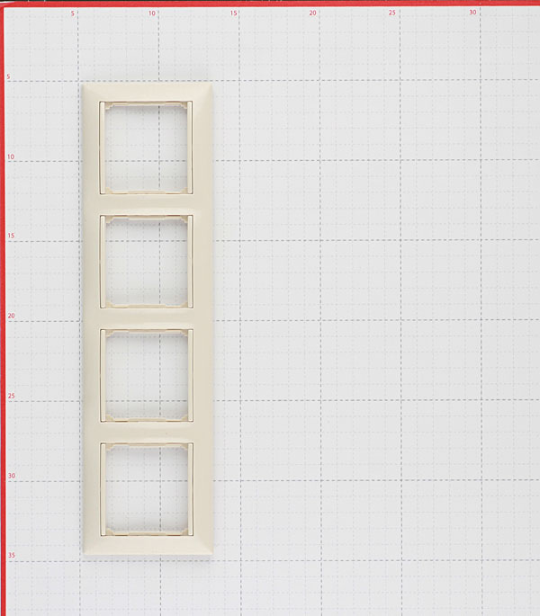

Рамка Legrand Valena 695634 четырехместная универсальная слоновая кость