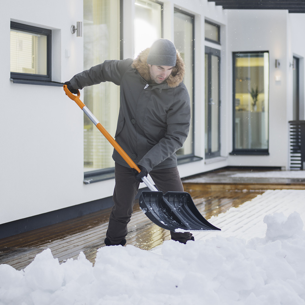 фото Лопата снеговая fiskars snowxpert (1026791) пластиковая с алюминиевым черенком 535х380х1500 мм