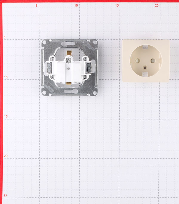 фото Розетка schneider electric glossa gsl000245 скрытая установка бежевый с заземлением со шторками