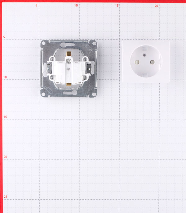 фото Розетка schneider electric glossa gsl000145 скрытая установка белый с заземлением со шторками