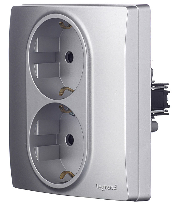 

Розетка с рамкой Legrand Etika 672433 двойная скрытая установка алюминий с заземлением со шторками автоматический зажим